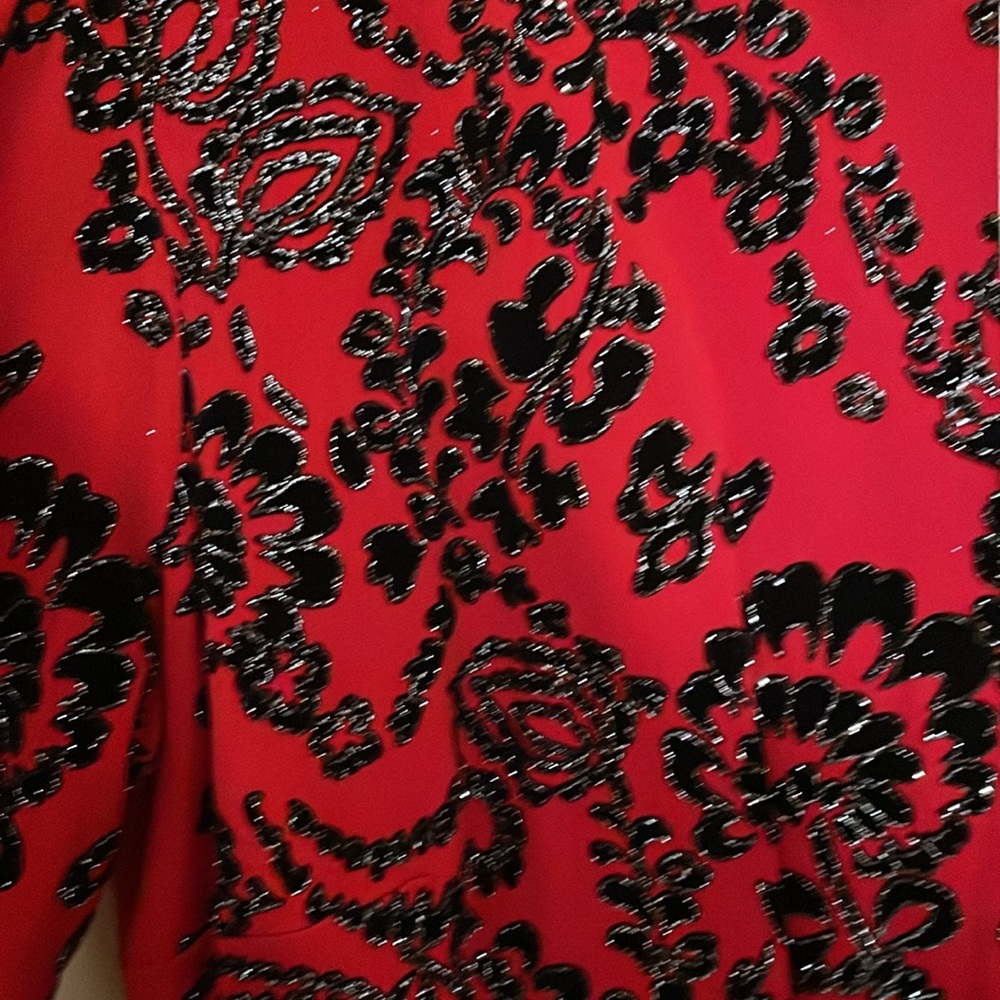 This dress has it all, gorgeous red color, sparkles, bodycon style and sleeves! - Picture 4 of 7